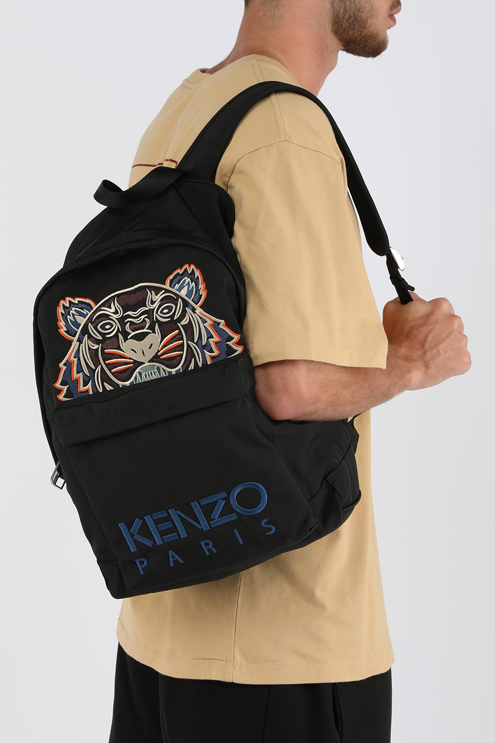 תמונת כל הלוק של תיק גב עם רקמת נמר